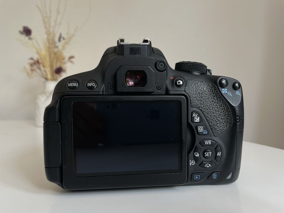 Фотоапарат Canon eos 700 D body