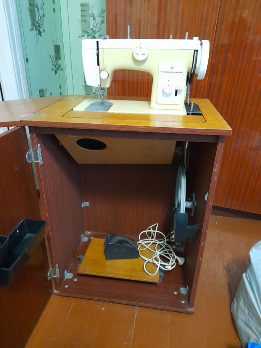 Машина швейная Чайка 132М