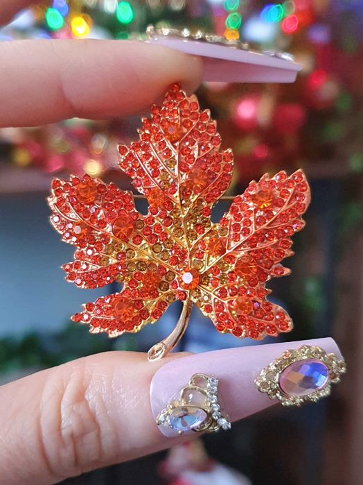 Broche / pregadeira /alfinete folha laranja outono, cristais e emalte