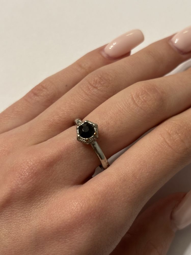 srebrny pierścionek z czarnym kamieniem H&M