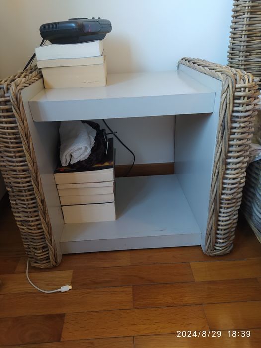 Cama de casal em verga e mesinhas de cabeceira