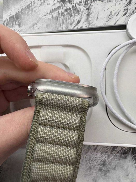 Apple Watch Ultra 49mm Titanium колір ремінця треба уточнювати