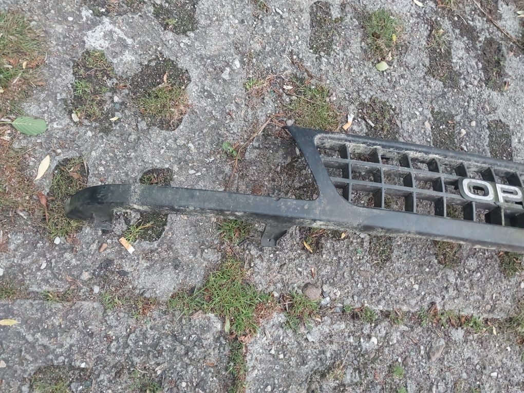 Opel Frontera A I 1 grill przedni atrapa zderzak kratka