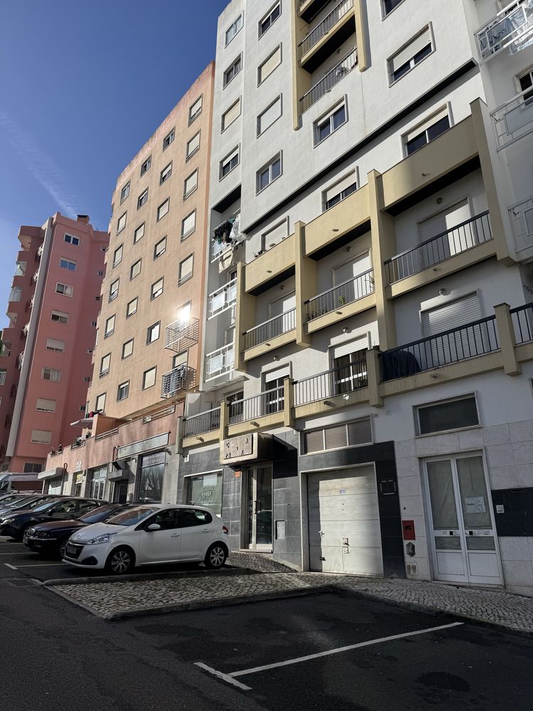 Espaço comercial equipado - café, restaurante, snack bar- Monte Abraão
