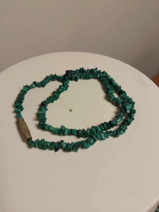 Koraliki z kamienia naturalnego 
Zielone 
Może to być malachit
Długość