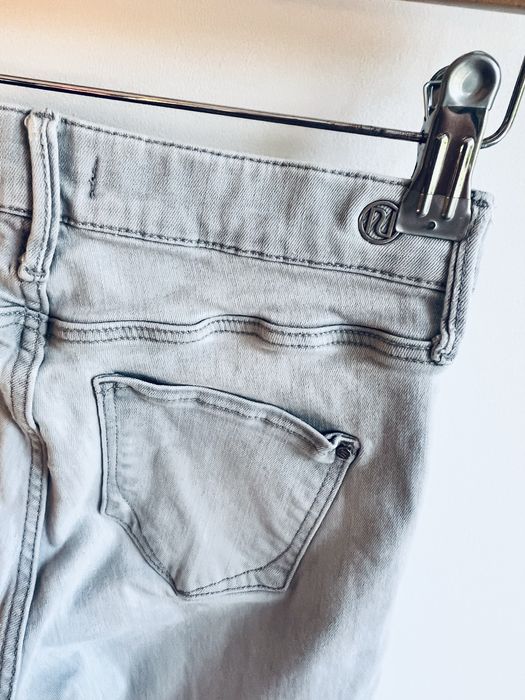 Piękne spodnie chłopięce jeansy markowe River Island na 8 lat r. 128