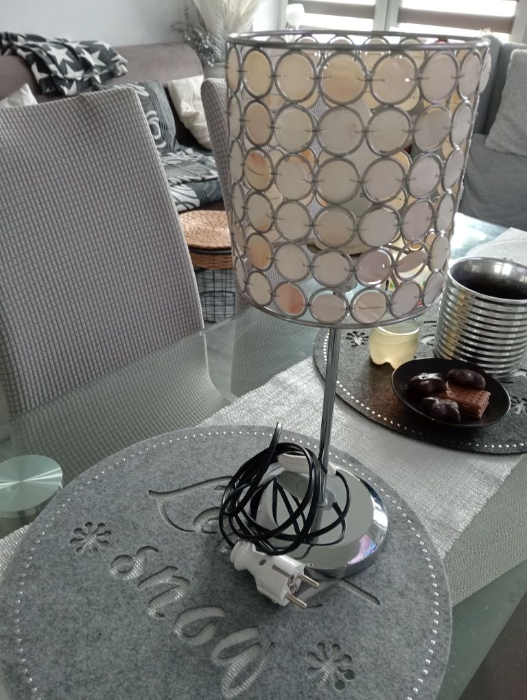 Lampka nocna do sypialni salonu