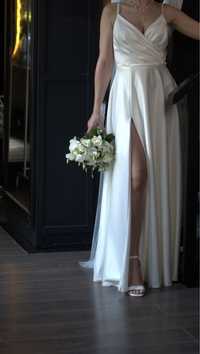 Свадебное платье белое с вырезом на ногу