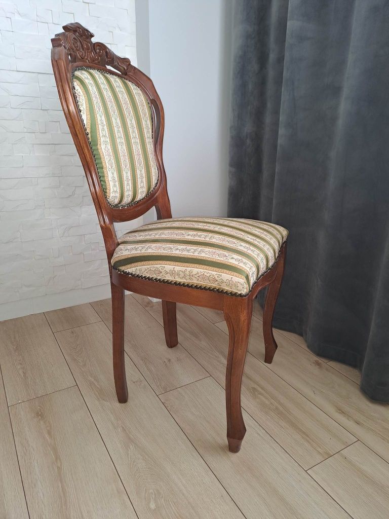 Krzesła stylowe z  rzeźbioną ramą