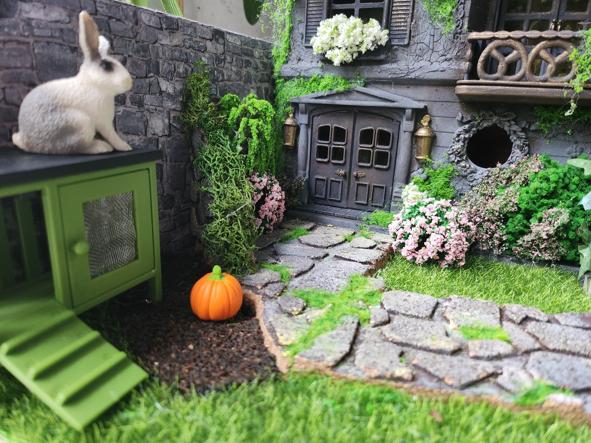 Makieta diorama miniatura ogrodu z szklarnią dla lalek