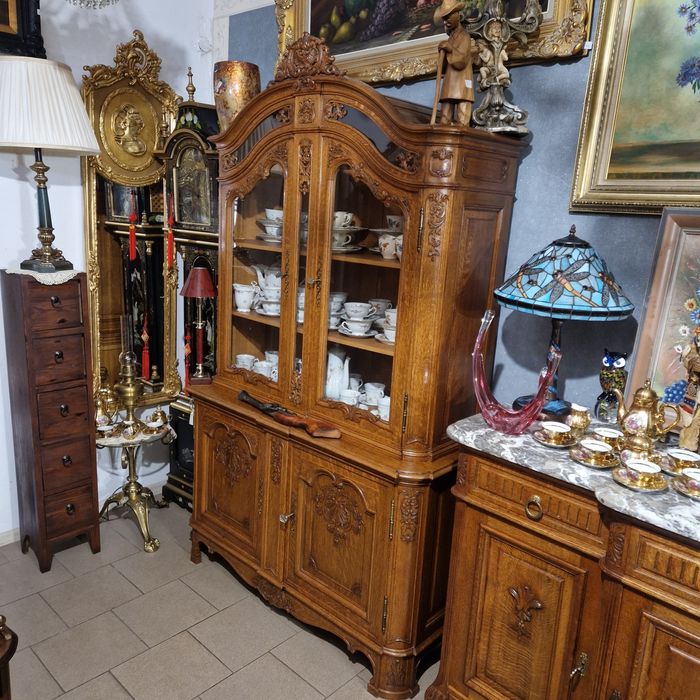 Piękna dębowa witryna