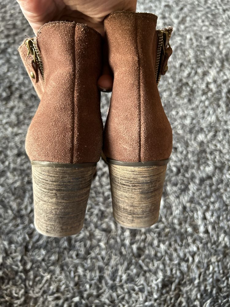 Botins em camurça- tamanho 41 • Muito bom