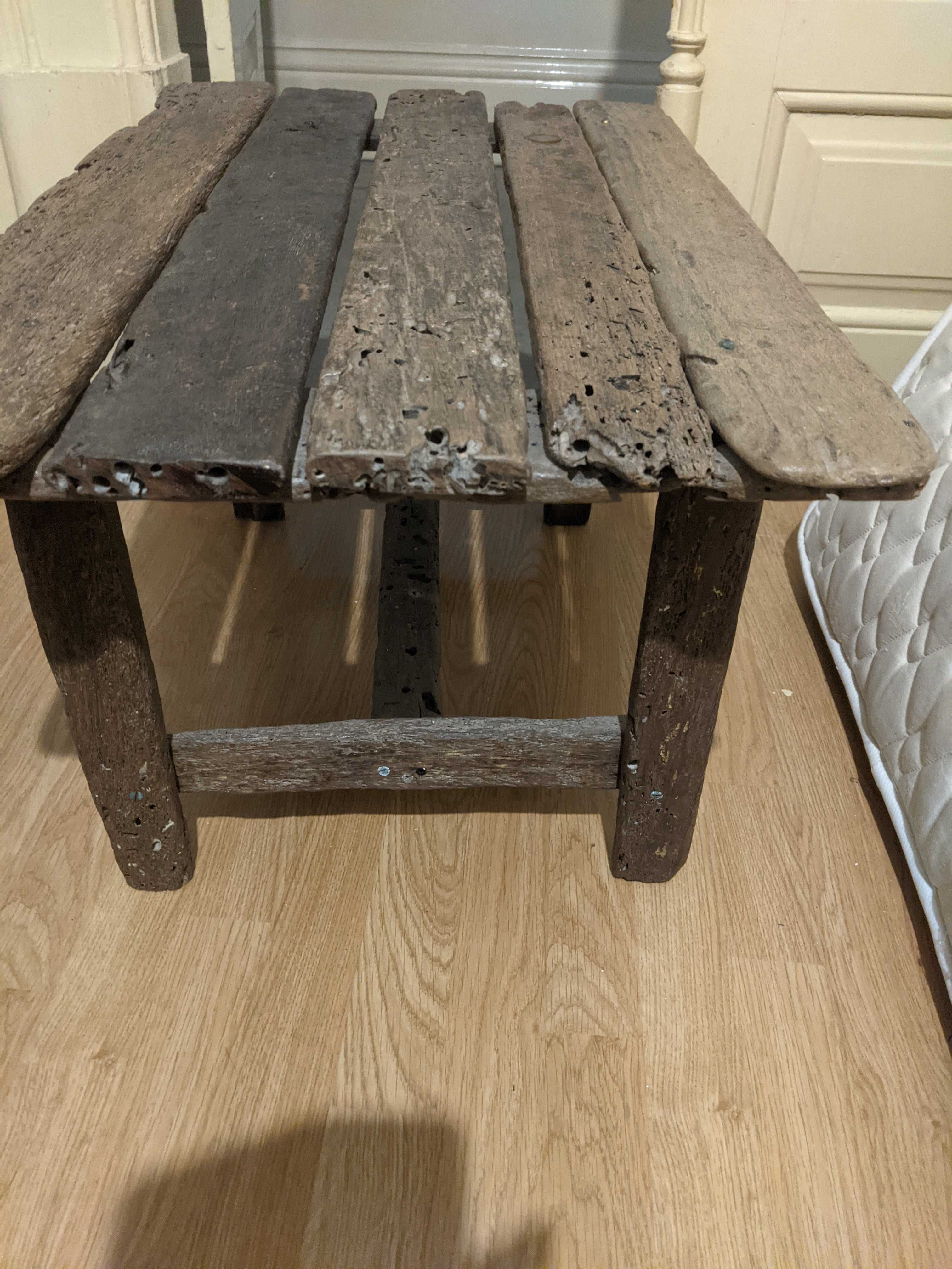 Mesa de centro em madeira da praia