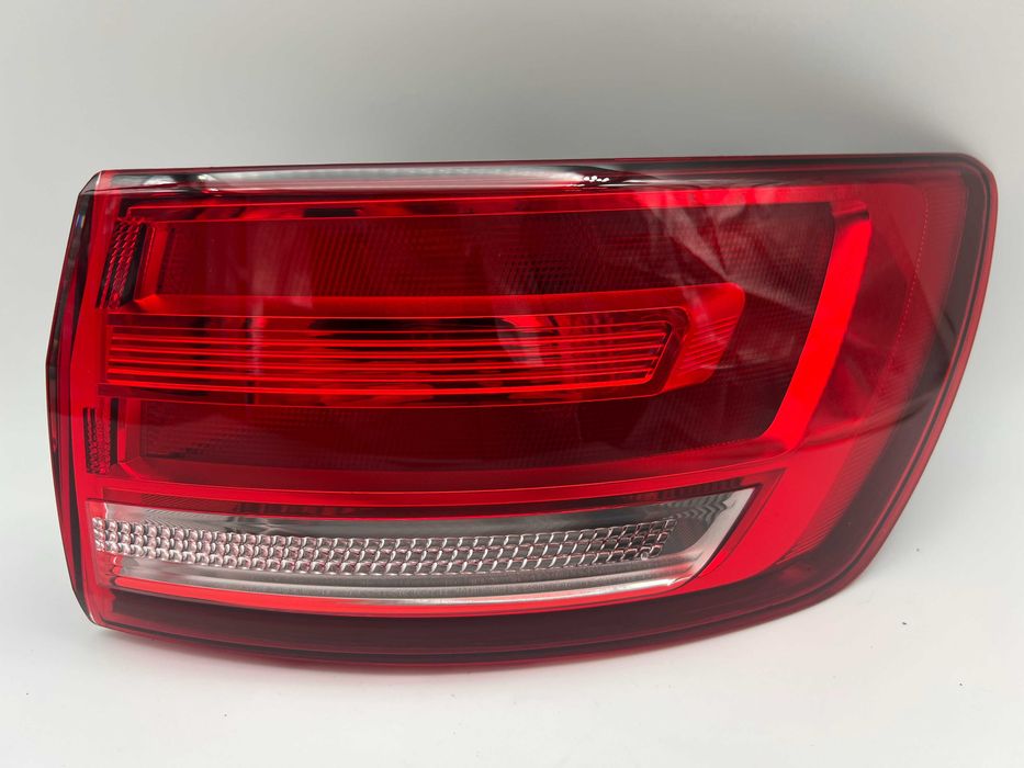 Audi A4 B9 Prawa Błotnik Lampa