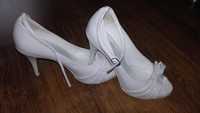 Buty na szpilce 38-39 ślubne białe