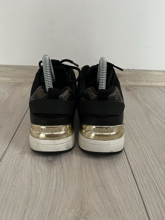 Czarne logowane sneakersy Guess Metz2 Moxea logo rozmiar 37