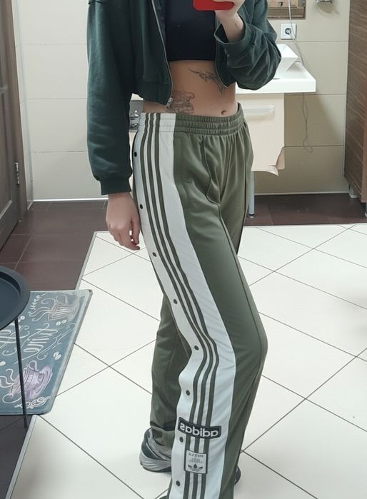 Штаны ADIDAS ADIBREAK (Адибрейк) с лампасами, цвет Хаки/Оливковый.