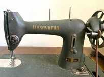 Máquina d costura antiga em perfeito estado,uma antiguidade histórica!