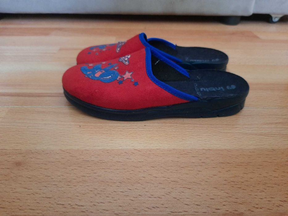 новые тапочки  шлёпанцы