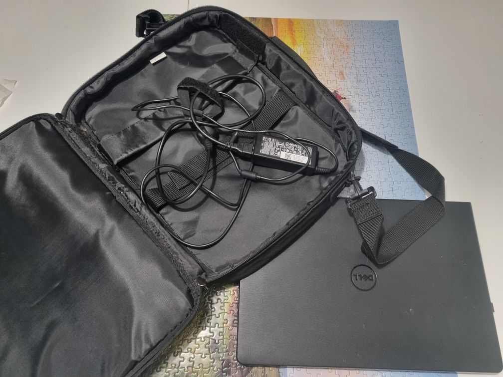 Laptop Dell Inspirion 15 3000 + Ładowarka i torba