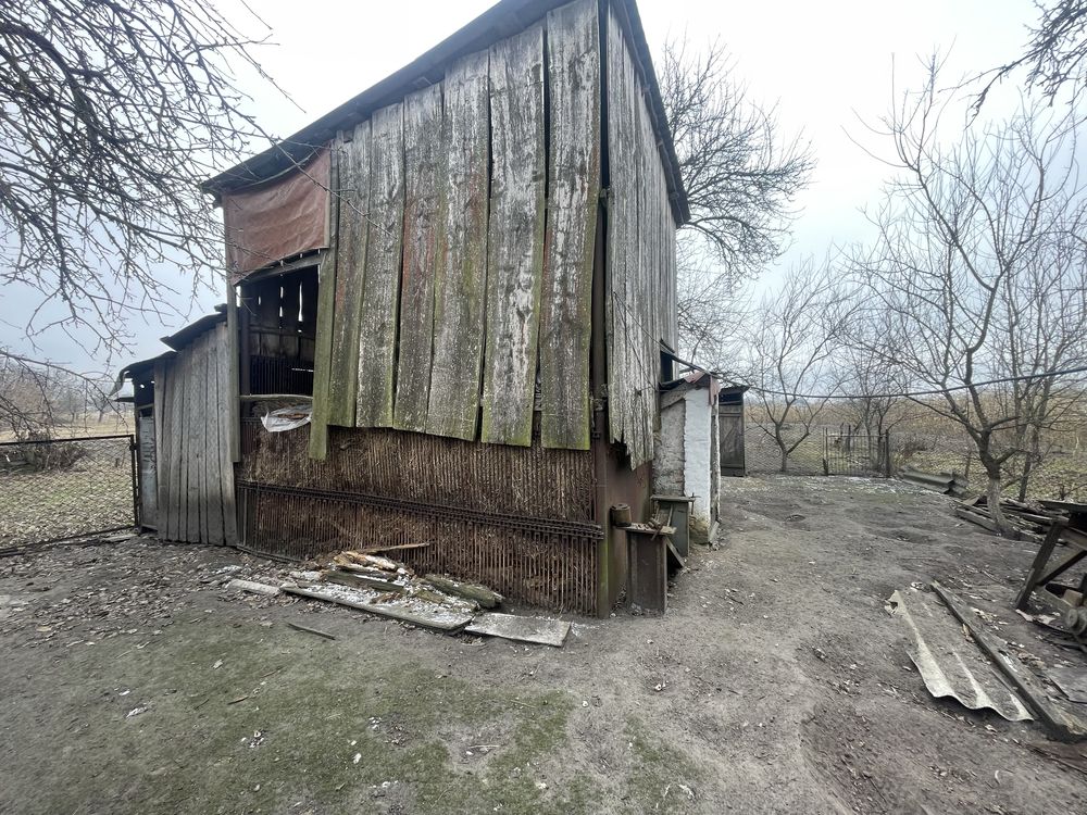 Добротна садиба , індивідуальне опалення , велика ділянка
