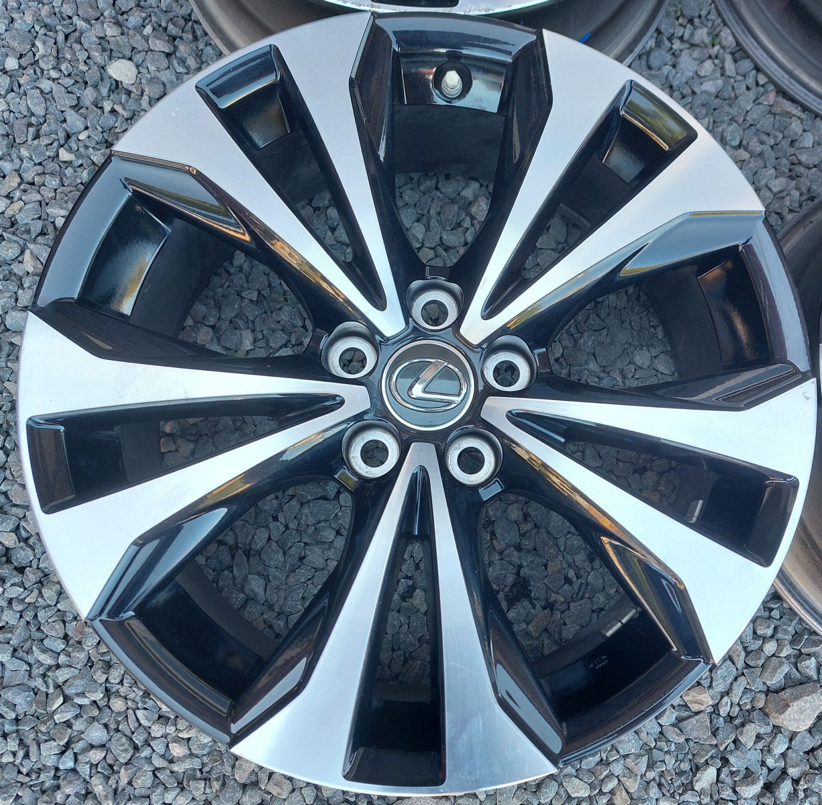 5 114,3 R18 lexus IS FX