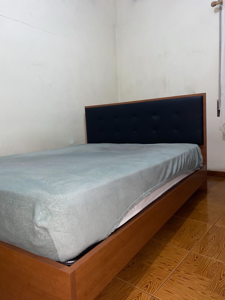 Vendo conjunto cama e 2 mesinhas de cabeceira