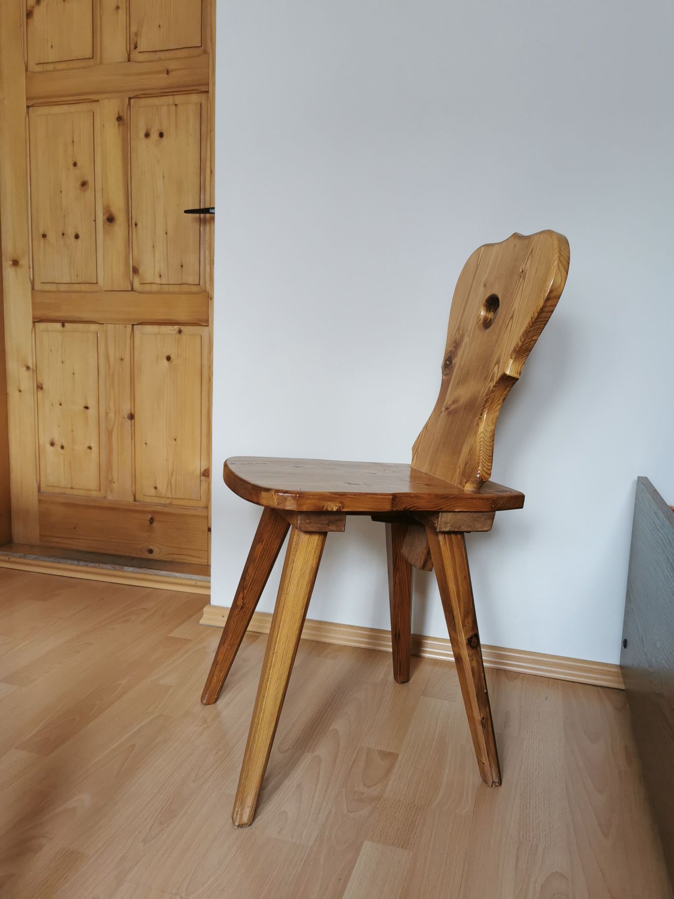 Krzesła z litego drewna - zydel kolor orzechowe