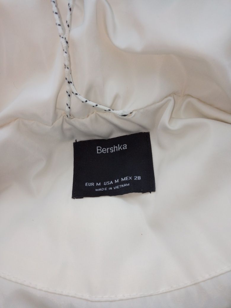 Продам білу жіночу куртку Bershka