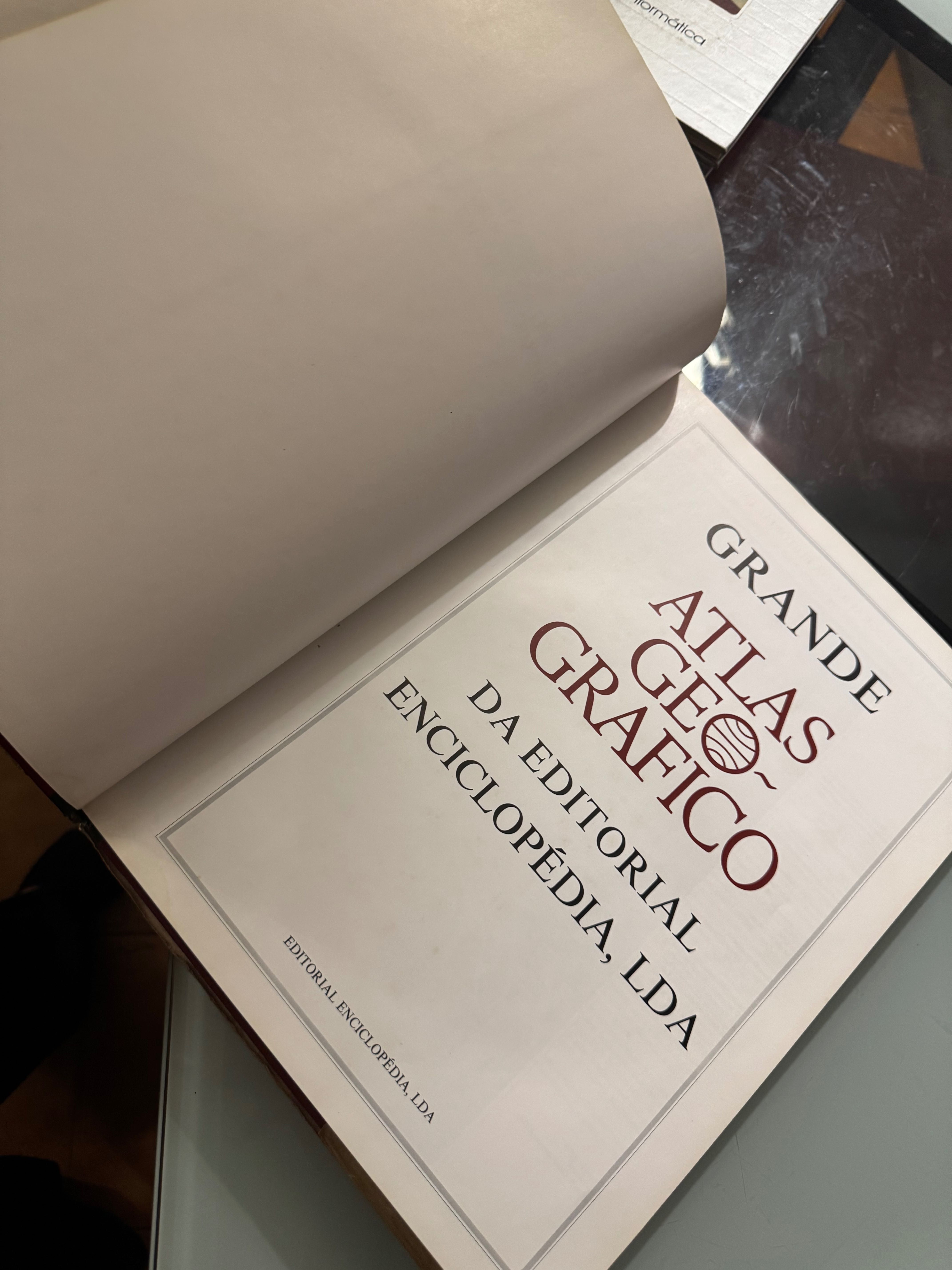 Livro alto geógrafico