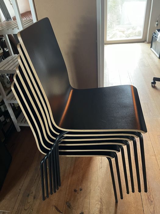 6 cadeiras pretas de madeira