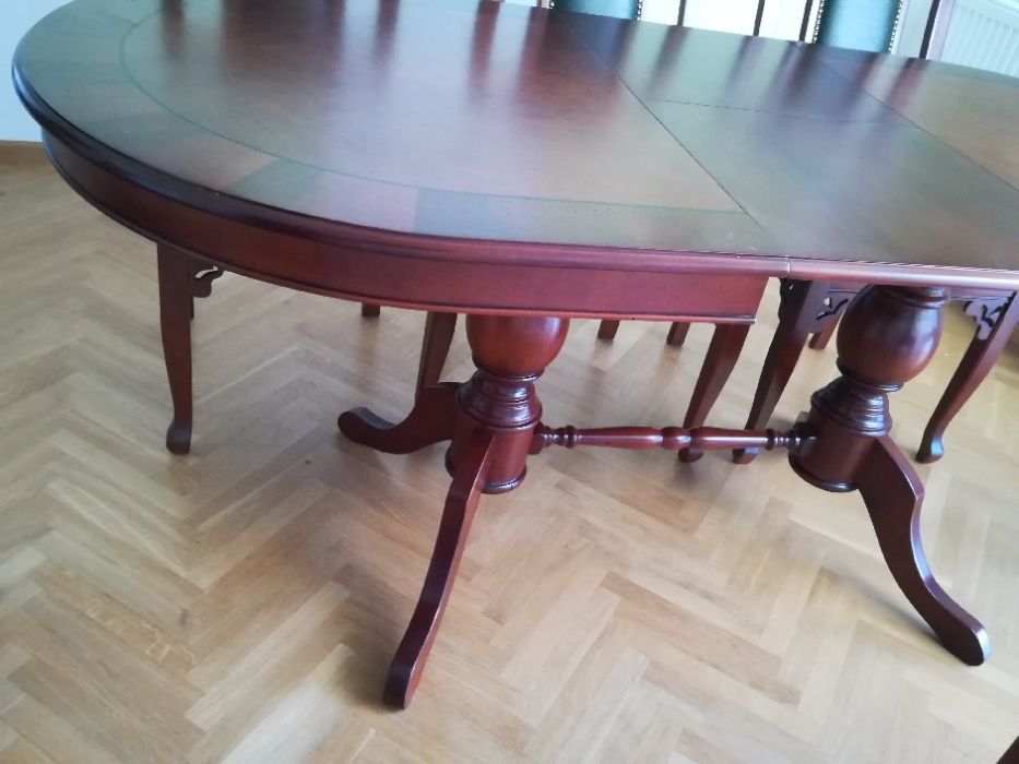 Stół drewniany po renowacji z 6 krzesłami (tapicerka skórzana)