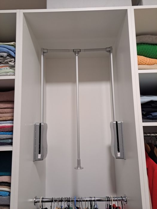 Wieszak opuszczany do szafy pantograf
