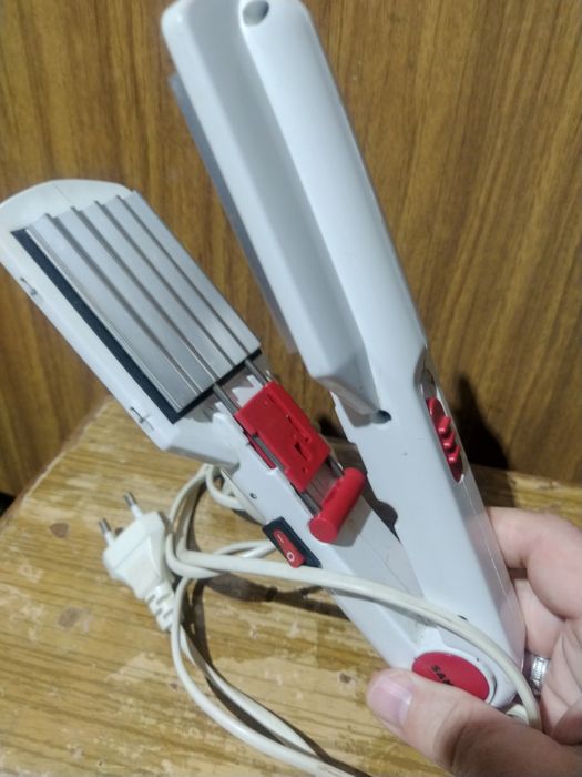 Стайлер, утюжок для волос.