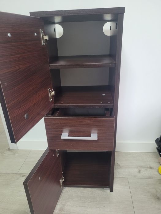 Szafka z dwoma półkami i szufladą