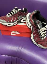 Кровіски Nike AIR MAX PLUS розміру 37,5