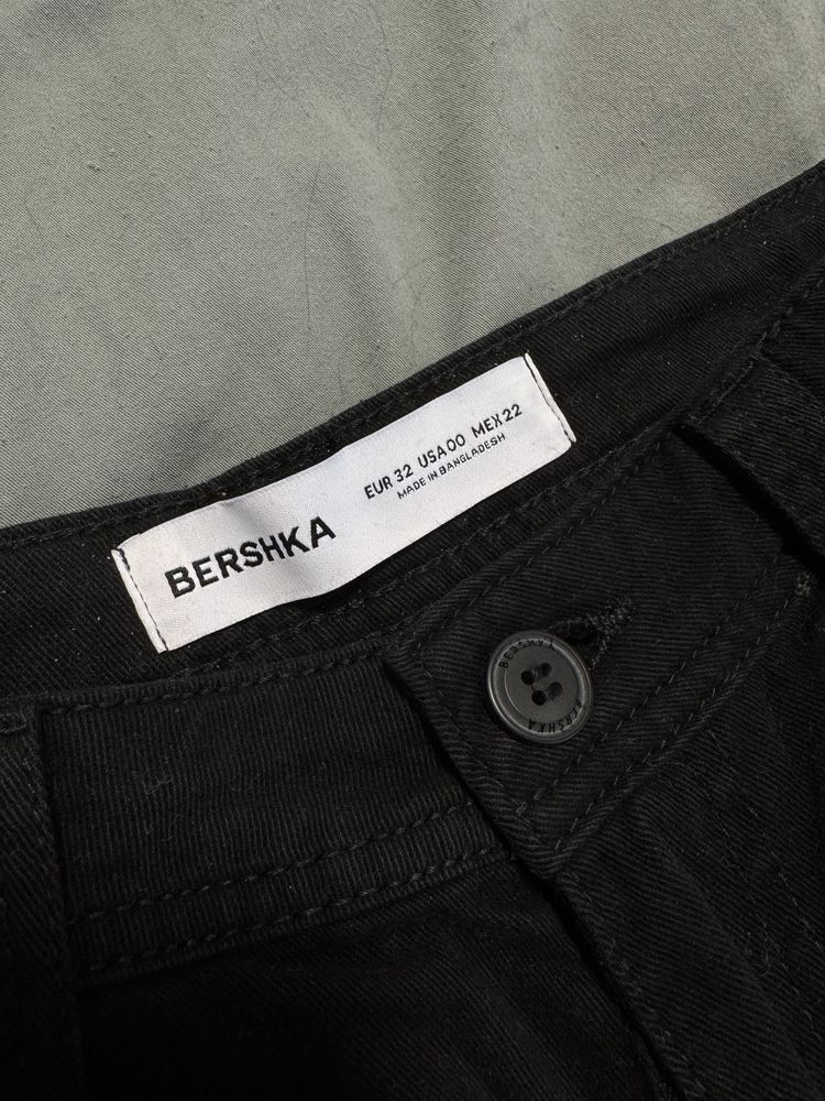 чорні шорти BERSHKA