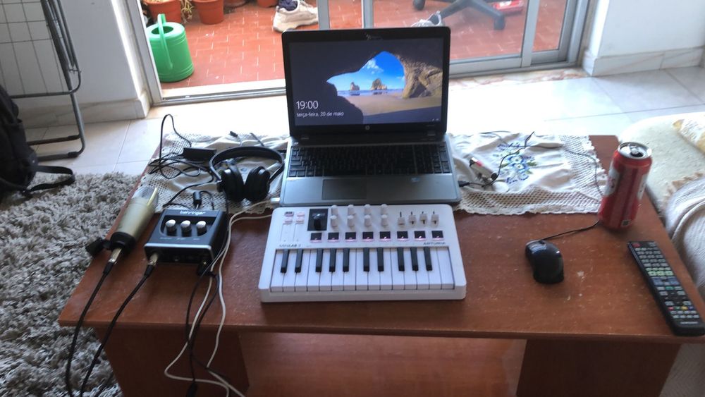 Notbook,teclado MIDI,interface de audio