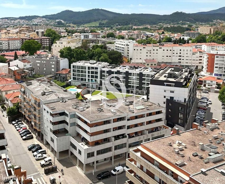 T3 c/ NOVO, Mobilado, c/ Terraço, Churrasqueira e Duas Garagens – Cent