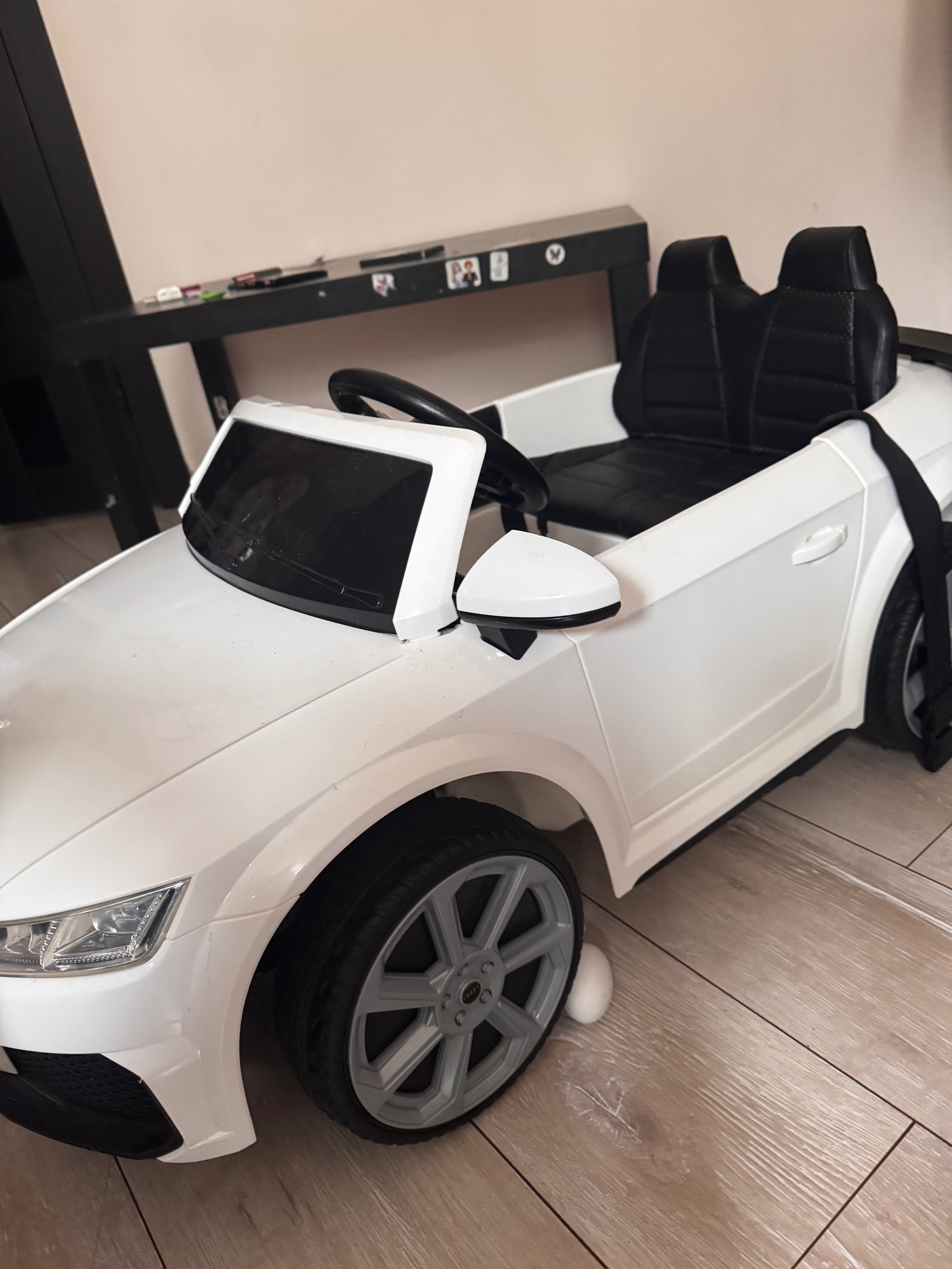 Дитячий електромобіль Audi білий з ліцензією на 2 кріселка