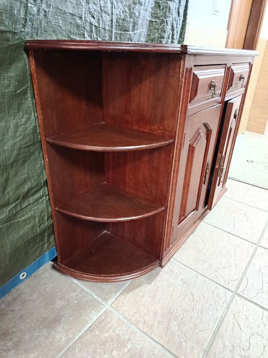 Móvel de entrada em madeira com gavetas e prateleiras laterais