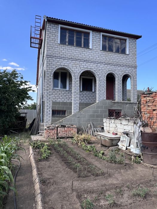 Продаю капитальный дом в три уровня в СК Озерное