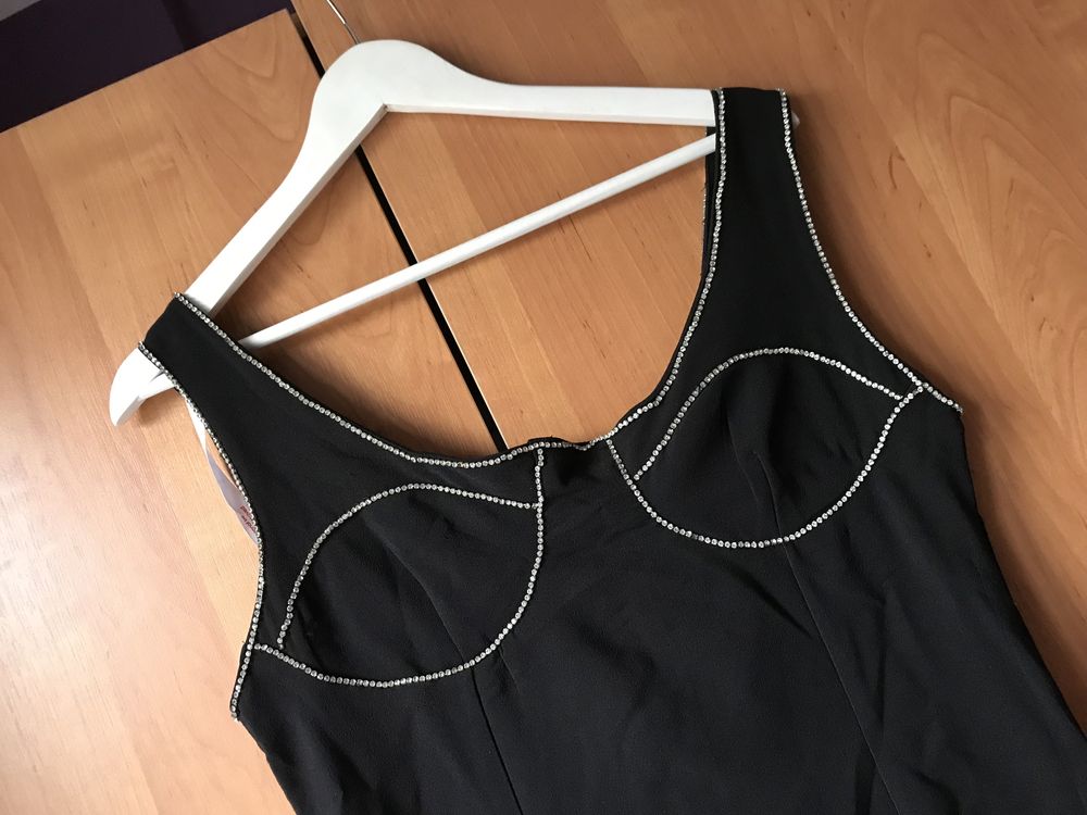 Czarna sukienka ze zdobieniami diamencikami Missguided M 38