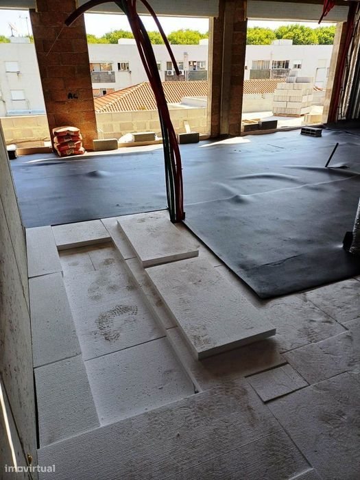 Apartamento NOVO com 2 lugares de garagem