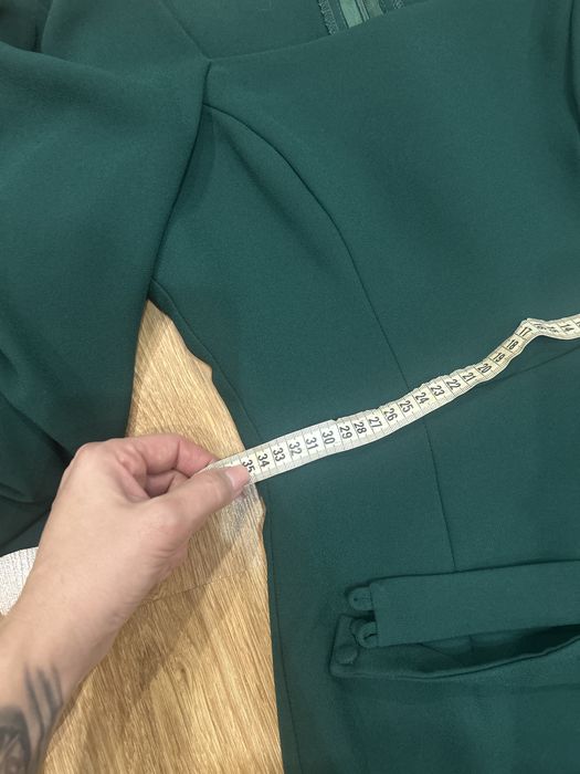 Сукня смарагдового кольору