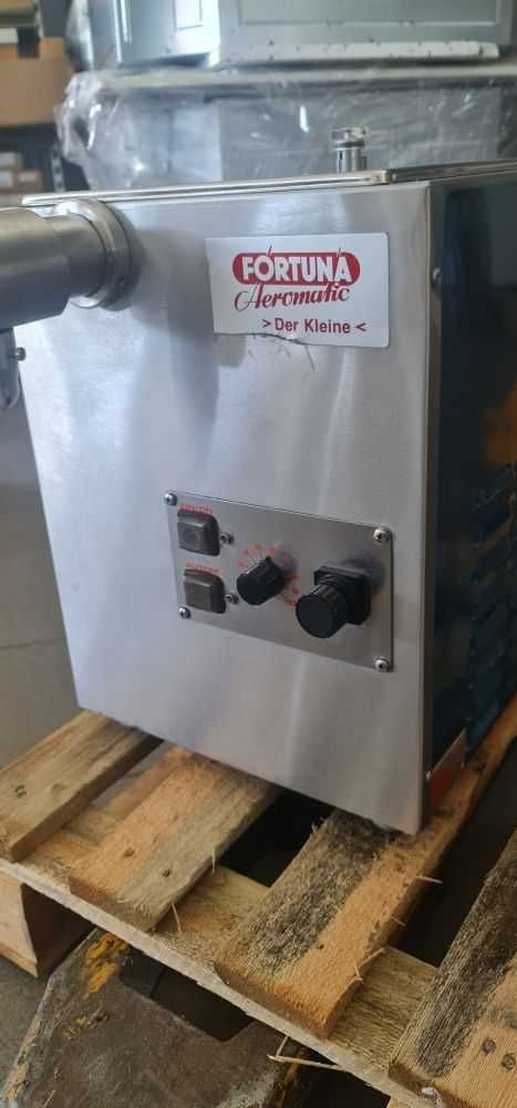 Automat maszyna do bitej śmietany firmy Fortuna 2.5 litra

FORTUNA