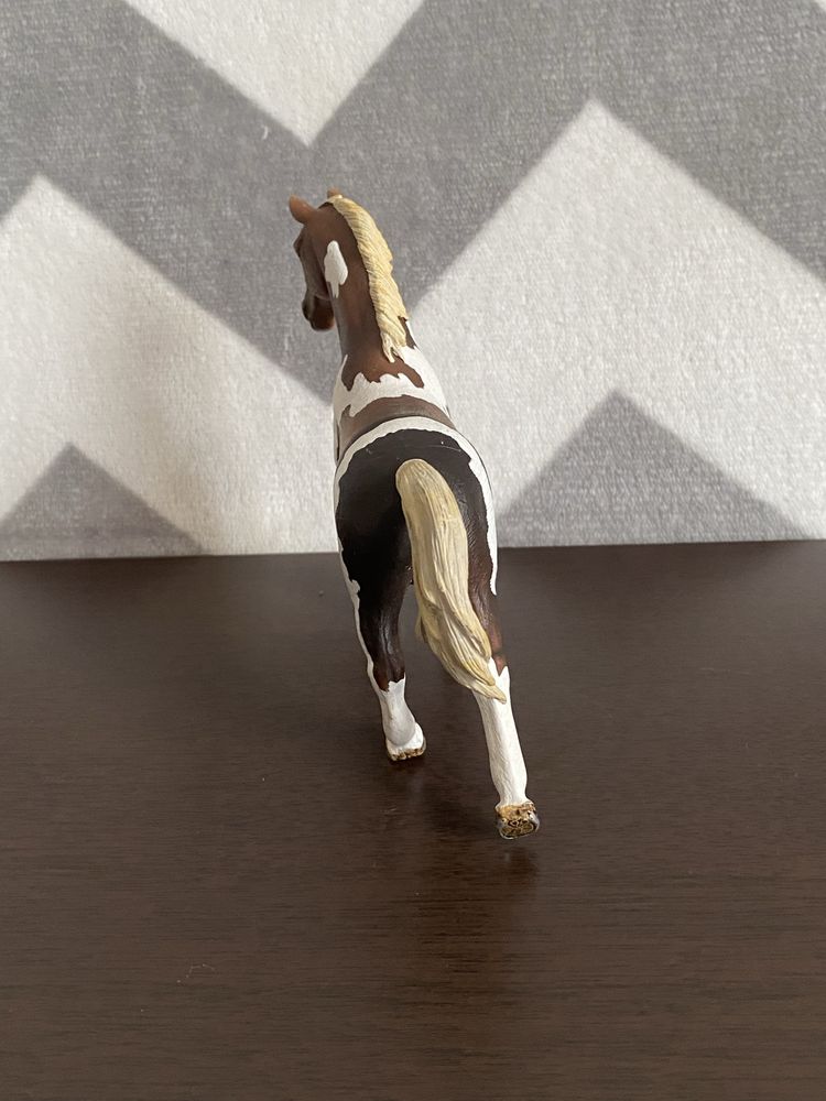 Schleich koń Konie Ogier rasy Trakehner