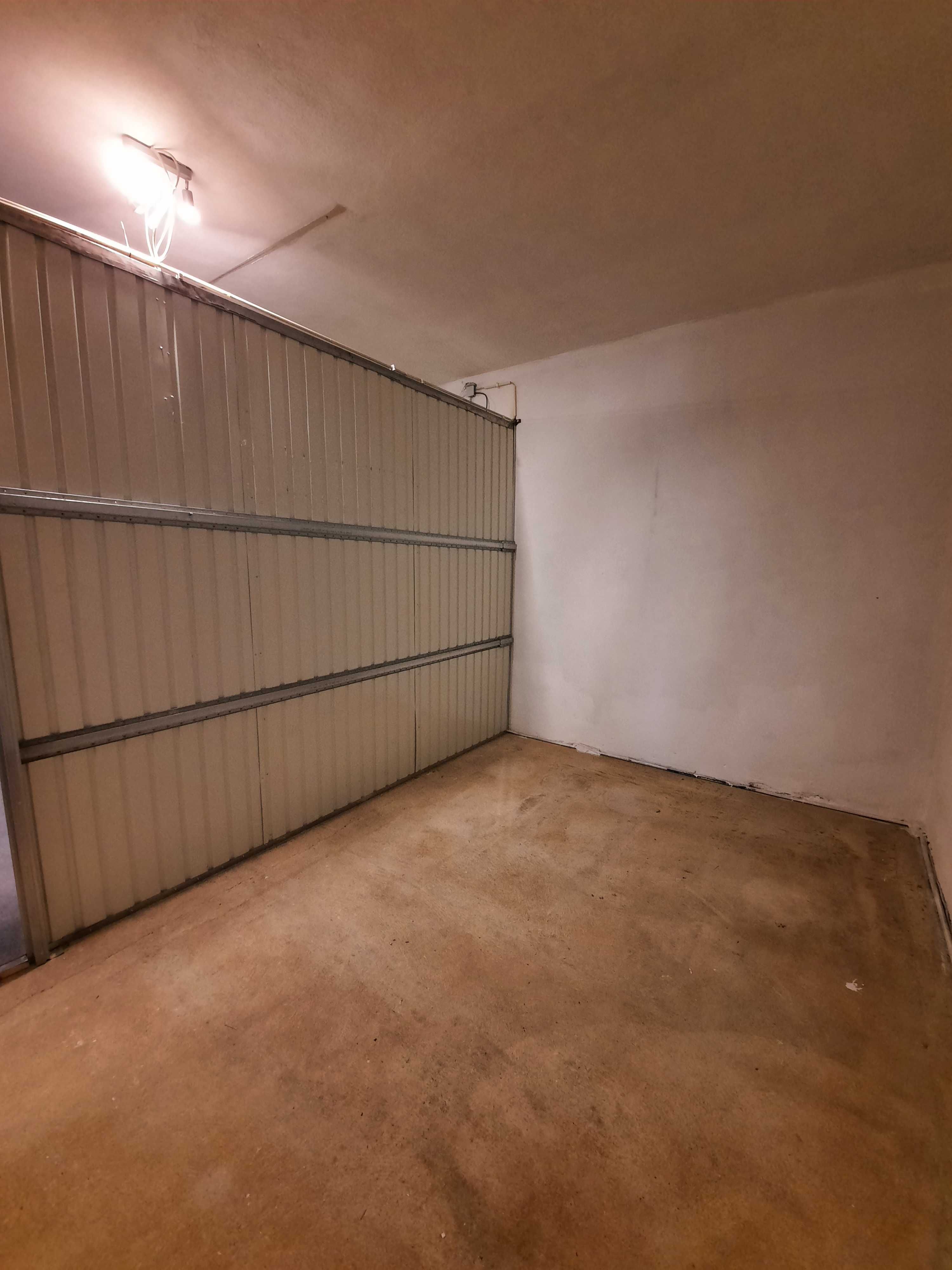 Guarda móveis - boxes e cacifos com diversas dimensões.