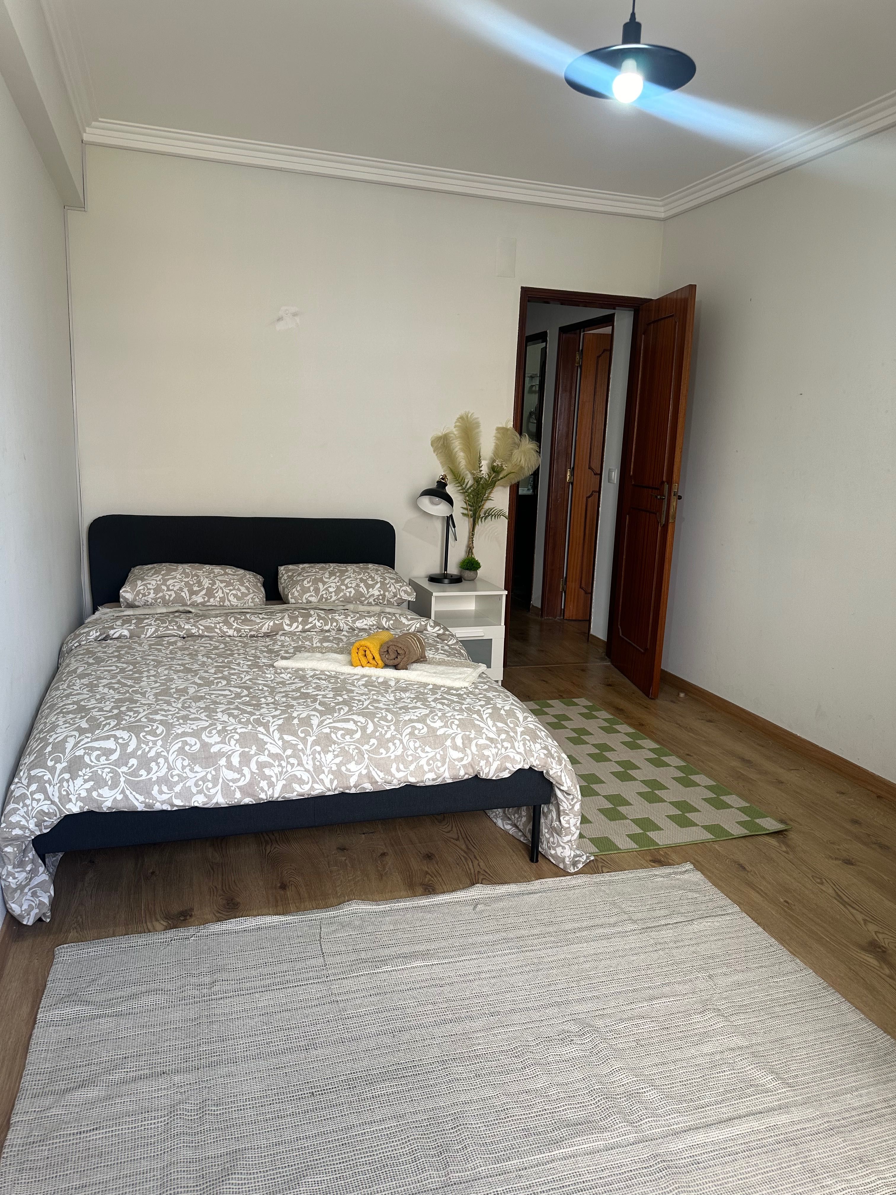 Quarto moderno e espaçoso