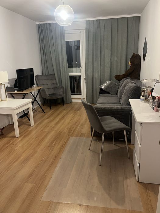 Pokój z oknem balkonowym